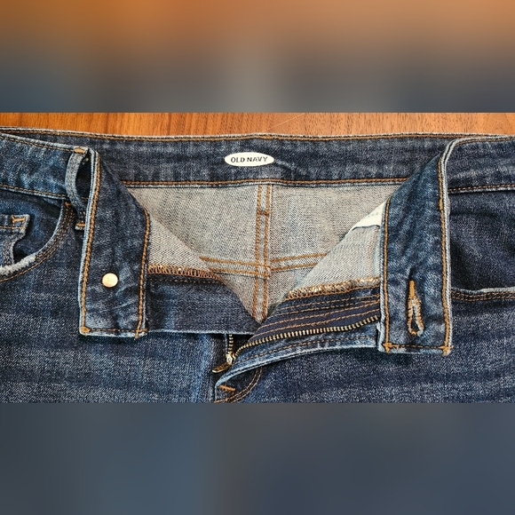 Old Navy Women's Short Size 12 Dark Wash Distressed Roll Cuff Beach‎ Tree Casual - Picture 4 of 7